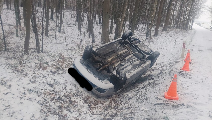 Powiat sztumski. Zima zaskoczyła kierowców, ale strażacy pospieszyli z pomocą! ZDJĘCIA!