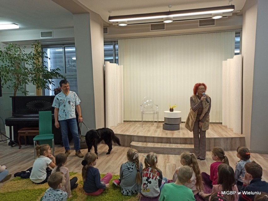 Lekarz weterynarii wraz ze swoim pupilem spotkał się z dziećmi w bibliotece miejskiej 