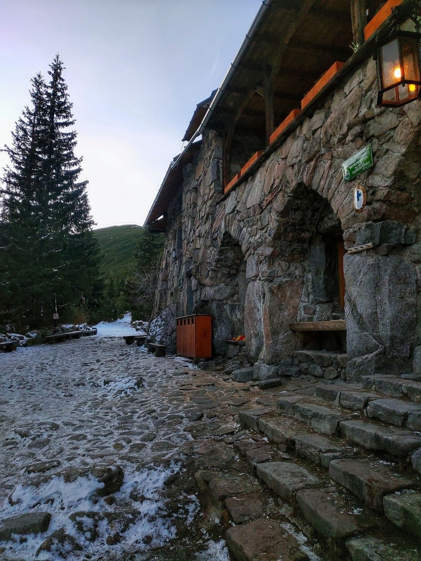 Tatry. W górach śniegu jak na lekarstwo. Zobaczcie Czarny Staw Gąsienicowy