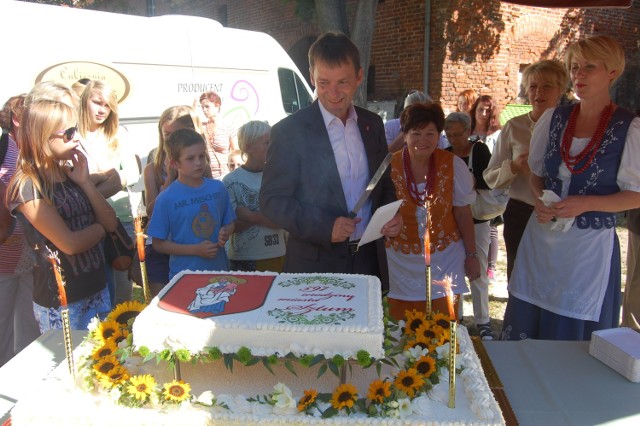 Tak burmistrz Leszek Tabor dzielił urodzinowy tort podczas Dni Ziemi Sztumskiej 2013