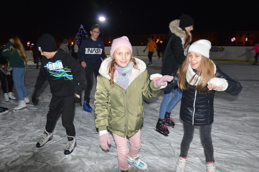 Miejskie lodowisko na Nowym Rynku w Łowiczu było czynne zaledwie dwa dni (Aktualizacja)