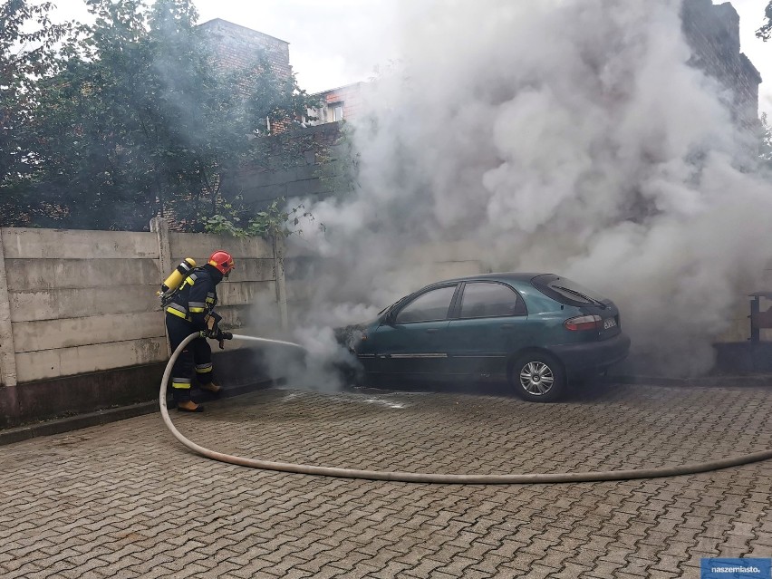 Pożar samochodu w centrum Włocławka [zdjęcia, wideo]
