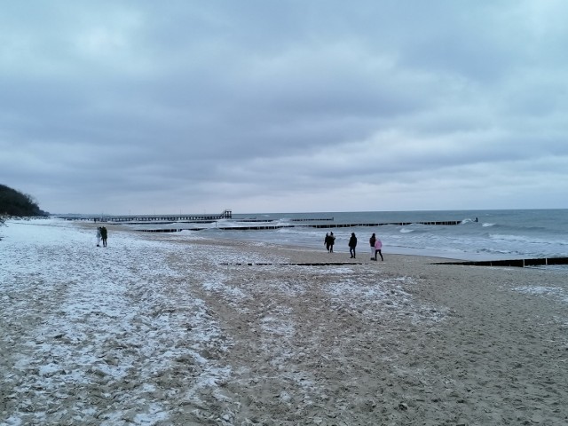 Tak w niedzielne popołudnie wyglądała plaża w Ustroniu Morskim.
