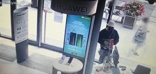 Ukradł telefon o wartości ponad 3 tys. zł z salonu w centrum Katowic. Policja opublikowała nagranie z kradzieży