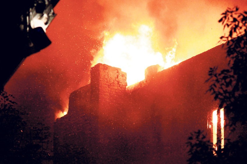 Trzy pożary jednej nocy - w Łodzi płonął pustostan, magazyn i warsztat, w Zgierzu romski pałacyk