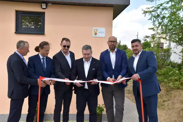 Nowe szatnie i ubikacje na plaży Jeziora Chrzypskiego w Chrzypsku Wielkim już gotowe. Są na medal. Dziś zostały otwarte (21.05.2021).