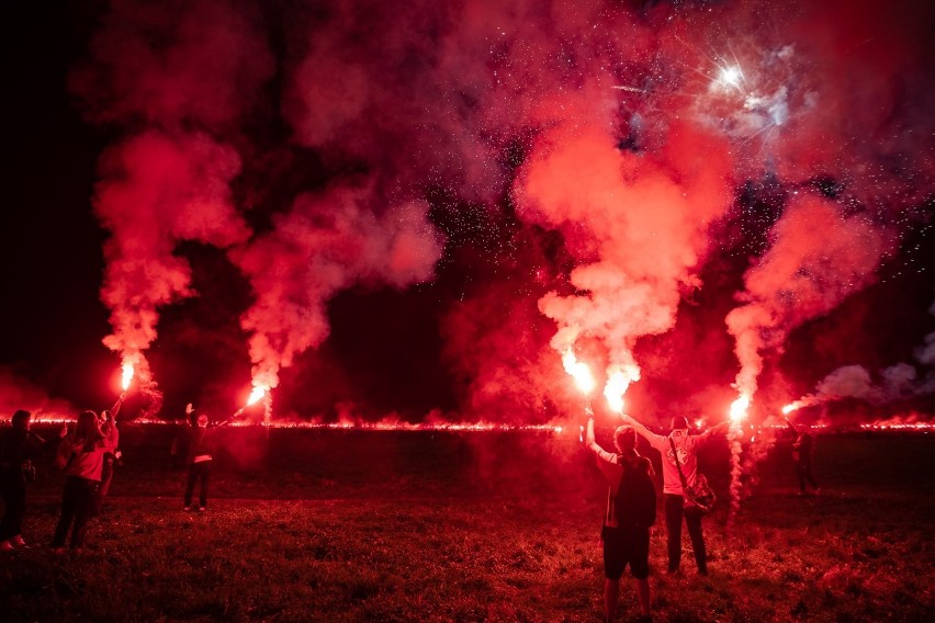 Wisła Kraków. Kibice „Białej Gwiazdy” odpalili race na Błoniach [ZDJĘCIA]