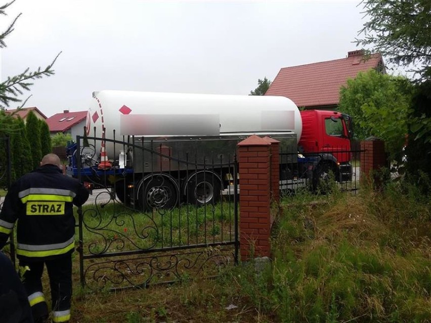 Nietypowa akcja strażaków z Izbicy Kujawskiej. Zabezpieczali przepompowanie 6700 litrów gazu [zdjęcia]