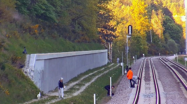 Kamery monitoringu zarejestrowały niebezpieczne "zabawy" młodzieży na torach PKM w Gdańsku Jasieniu