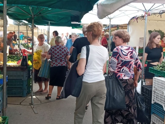 Tradycyjnie już, dużo osób wybrało się we wtorek 19 lipca na kieleckie bazary. Mieszkańcy przyszli zaopatrzyć się tutaj w świeże owoce i warzywa, ale także letnie ubrania oraz buty.

Zobacz, co działo się na bazarach we wtorek 19 lipca>>>