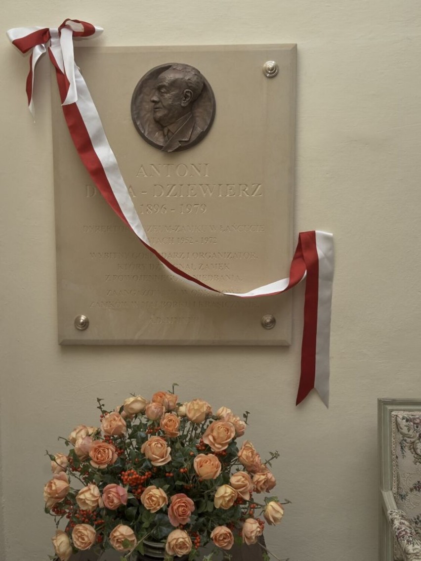 Odsłonili tablicę upamiętniającą Antoniego Dudę-Dziewierza, długoletniego dyrektora Muzeum - Zamku w Łańcucie