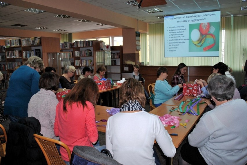 Biblioteczne warsztaty zdobienia bombek