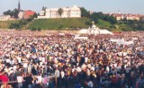 Święty Jan Paweł II w czasie pielgrzymki w Sandomierzu - 12 czerwca w 1999 roku [UNIKATOWE ZDJĘCIA]