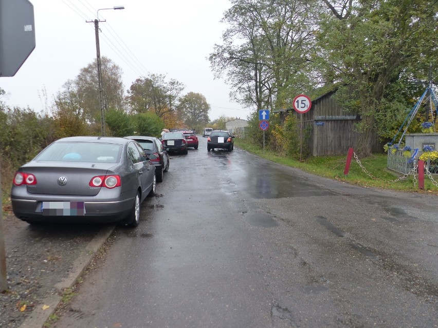 Uwaga na silny wiatr. Strażacy w akcji. Przy ulicy...