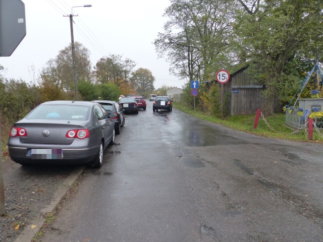 Uwaga na silny wiatr. Strażacy w akcji. Przy ulicy Cmentarnej w Złoczewie usunięto konar drzewa.