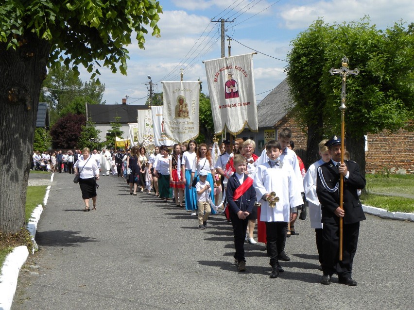 Boże Ciało w Stawie. W procesji do czterech ołtarzy wziął udział tłum wiernych. ZDJĘCIA