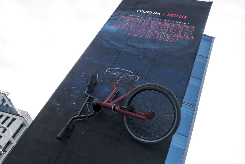 Ogromny rower zawisł na budynku przy Pięknej 49. Tak Netflix promuje serial "Stranger Things"