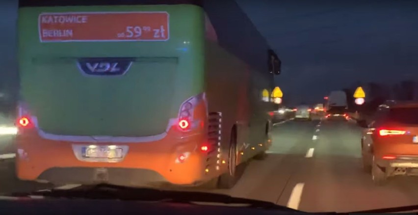 Karetka na sygnale, a autobus blokuje lewy pas! Zobaczcie nagranie z autostrady A4 [FILM]