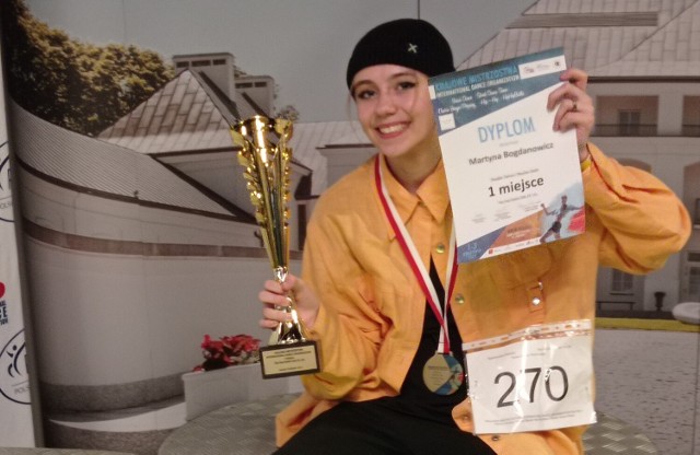 W roku 2023, Martyna Bogdanowicz zdobyła tytuł Mistrza Polski w Hip Hop Solo Junior 2 oraz 4 miejsce w Hip Hop Battles Solo Junior 2  w Krajowych Mistrzostwach Polski po czym została delegowana do reprezentowania Polski w Mistrzostwach Europy i Mistrzostwach Świata IDO