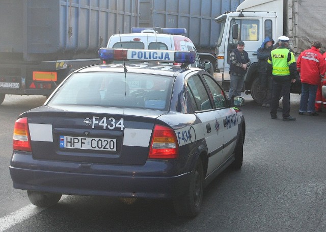 Policjanci wyjaśniają okoliczności i przyczyny dwóch wypadków, w których jedna osoba zginęła i dwie zostały ranne