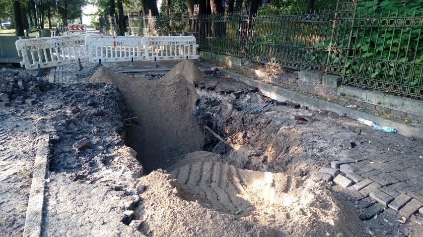 Trwa usuwanie awarii sieci wodociągowej w Żarach