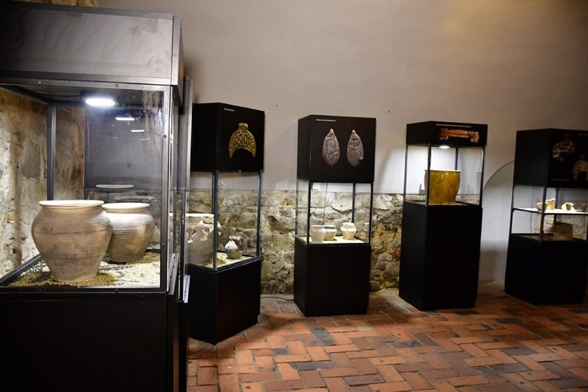 Nowa wystawa w Podziemnej Trasie Turystycznej w Sandomierzu. Pokazano ciekawe eksponaty. Zobacz zdjęcia