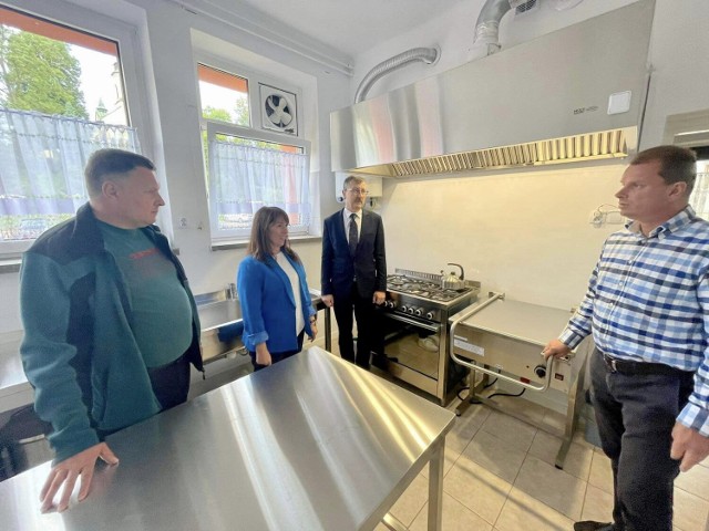 Efekty remontu stołówki szkolnej i kuchni w Szkole Podstawowej w Regulicach oceniła m.in. burmistrz Alwerni