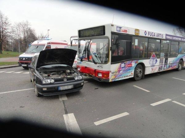 Nowy Sącz: miejski autobus rozbity na rondzie  [ZDJĘCIA]