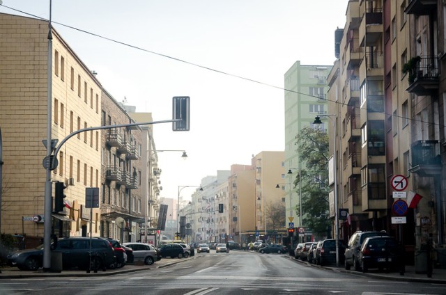 Puste ulice, place i powiewające flagi. Długi weekend w Warszawie