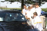 W parafii w Nietrzanowie za poświęcenie auta proboszcz zbierał na tacę