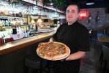 Pizza neo napolitana w restauracji Applause w Kielcach. To połączenie stylu włoskiego z amerykańskim. Zobacz film