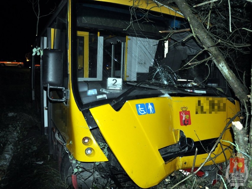 Warszawa: pijany kierowca autobusu wjechał do lasu. Miał 3...