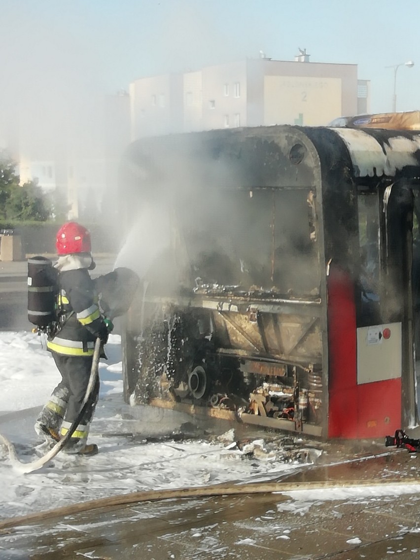Pożar autobusu na na Chełmie. Autobus miejski zapalił się na przystanku [zdjęcia, wideo]