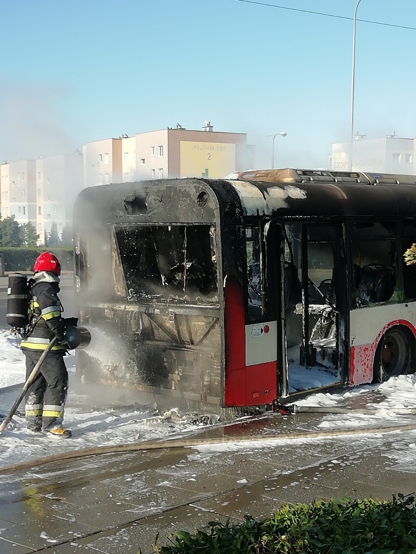 Pożar autobusu na na Chełmie. Autobus miejski zapalił się na przystanku [zdjęcia, wideo]