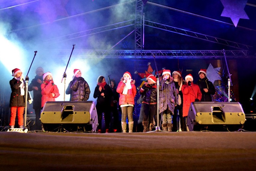 Gwiazdkowy koncert na rynku w Lesznie.