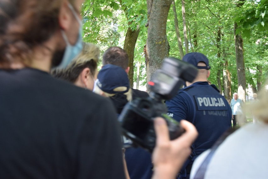 Komenda Miejska Policji w Suwałkach poszukuje świadków incydentu podczas spotkania z Rafałem Trzaskowskim, kandydatem na Prezydenta RP