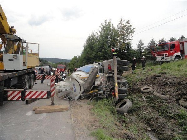 Wypadek Librantowa: ciężarówka wpadła do rowu [ZDJĘCIA]