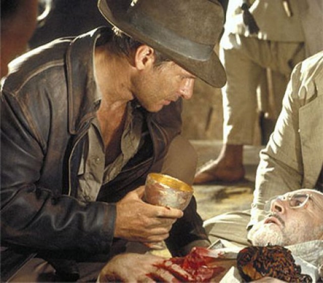 Świętego Graala szukał sam Indiana Jones... ;-) Na zdjęciu widzimy, jak Jones trzyma w dłoniach odnaleziony Graal i podaje go bliskiemu śmierci ojcu...