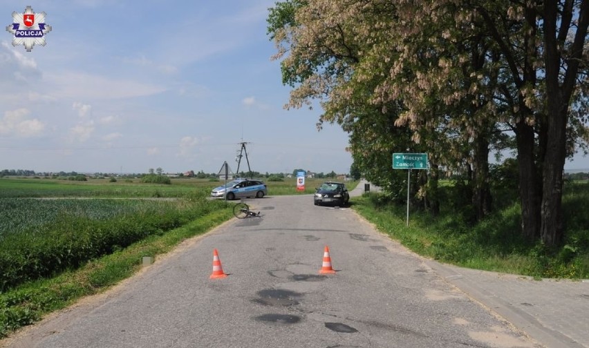 Wypadek w Borowinie. Kierowca renault potrącił 17-letnią rowerzystkę                               