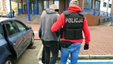 Policjanci z Bydgoszczy zatrzymali poszukiwanego pseudokibica. Miał przy sobie broń [zdjęcia]