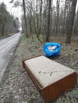 Kolejne śmieci bezmyślnie wyrzucone na terenie gminy... Wstyd! 