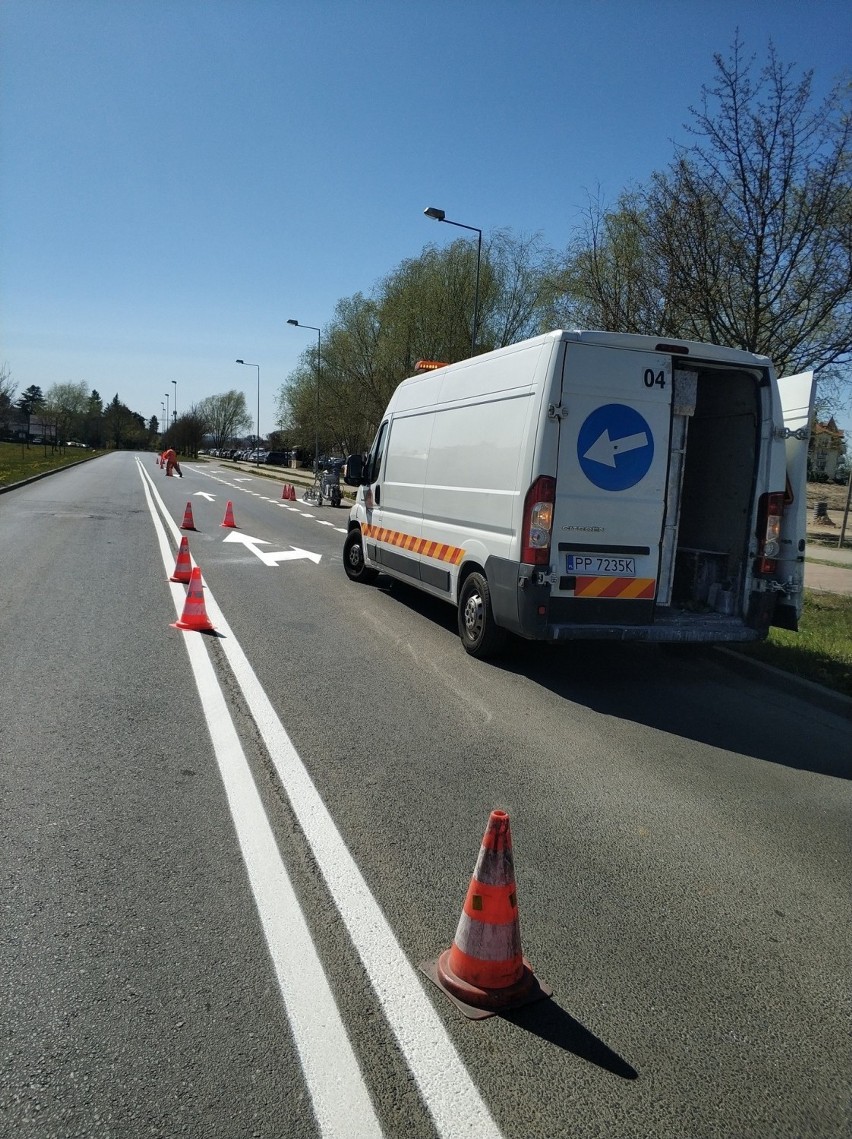 Odmalowują oznakowania na ulicach Szczecinia. Uważajmy na drogowców! 