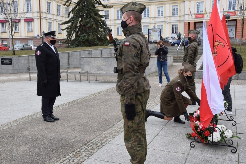 Obchody powrotu Pruszcza do Macierzy. W 76. rocznicę mieszkańcy złożyli symboliczne kwiaty |ZDJĘCIA