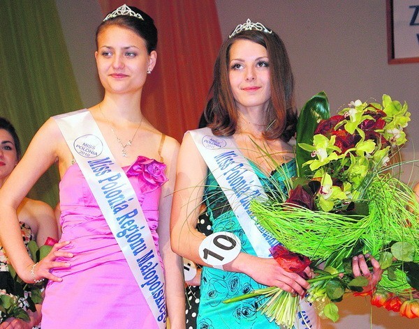 Ubiegłoroczna miss Ewelina Gąsiorowska i Justyna Kałużna (po prawej), tegoroczna królowa