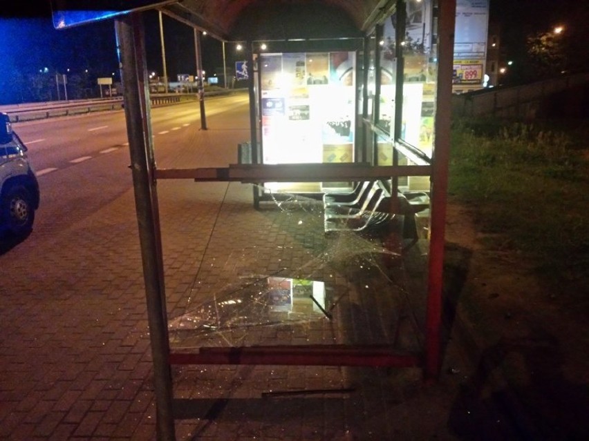 Dewastacja wiaty autobusowej w Wejherowie