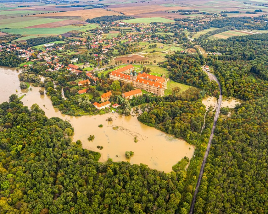 Wielka woda u bram klasztoru w Lubiążu