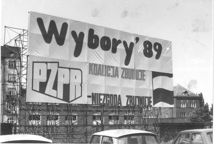 Wrocław 01-06-1989. Hasła wyborcze na ulicach Wrocławia