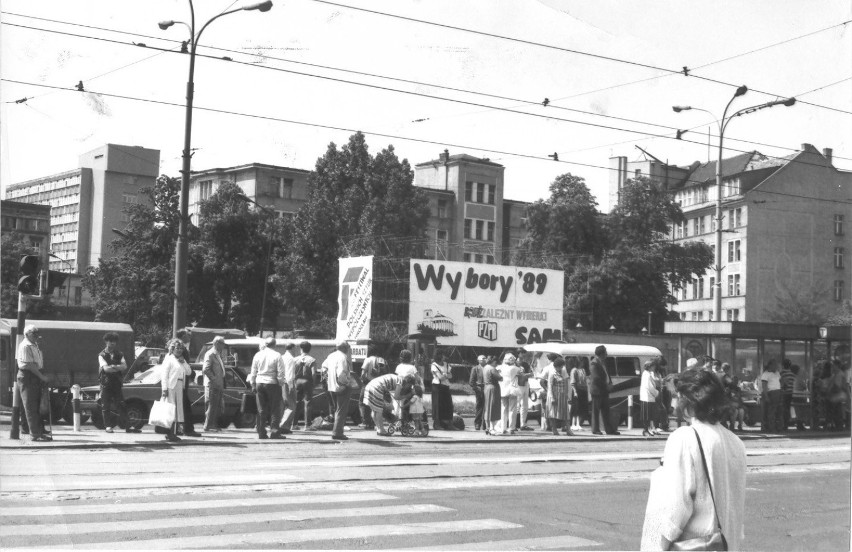 Wrocław 01-06-1989. Hasła wyborcze na ulicach Wrocławia