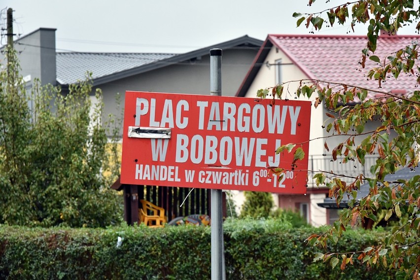  Bobowa. Miejski plac targowy przy ulicy Grunwaldzkiej tętni życiem. Handlowcy i mieszkańcy gminy nie kryją zadowolenia z jego wyglądu