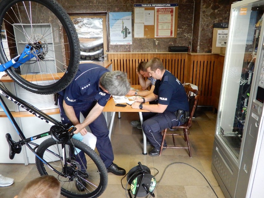 Policja we Włocławku znakowała kolejne rowery. Straż miejska przypomina obowiązki cyklistów